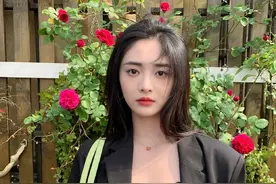 夏天的味道！周洁琼碎花裙搭黑西装干练不失性感图片