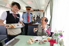 特推小份菜，专备打包盒 列车上就餐也要节俭图片