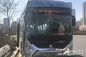 【惊爆！】62路公交撞断路灯灯杆 车辆损伤严重图片