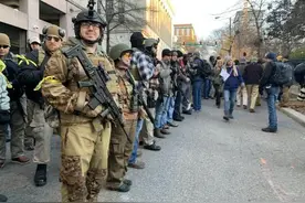 不要再扯禁枪了！美国骚乱不止，有枪才能活命，枪支弹药供不应求图片