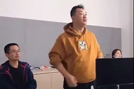 43岁黄海波罕出镜，身材发福啤酒肚明显，为教学生蹲地上没架子图片