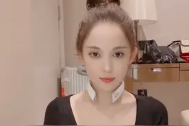 28岁娜扎穿紧身衣秀好身材，手臂细得像竹竿，发际线后移拖后腿图片