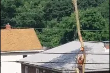 搞笑GIF：马尾辫加一件朴素的衬衫，小姐姐的回眸一笑真有年代感图片
