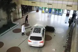 突发！哈尔滨女司机开奥迪撞破玻璃门！闯入儿童医院大厅图片