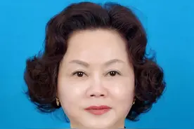 黄英当选为政协内江市第七届委员会副主席图片
