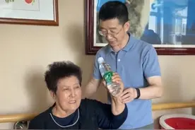 歌唱家德德玛在家康复训练，手臂无力举水瓶都困难，丈夫充满担忧图片