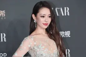 吉娜穿上蕾丝礼服，透视纱裙掩不住玲珑身材，不比一线明星差图片