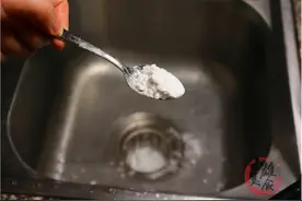 洗碗池下水道堵了，教你一招，很快疏通，收藏啦图片