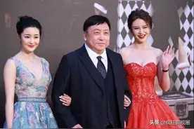 65岁王晶有多拼，年产近10部电影，捧红两个“小邱淑贞”图片