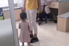 3岁女孩打完针后越想越气，非要找医生“报仇”，宝妈：拦不住图片