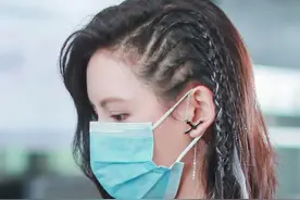 张予曦现身机场，脏辫造型搭配工装裤，今天是超飒小姐姐图片