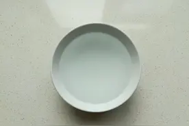 吃了半辈子香油，今天才知道把香油倒进水里，假香油立刻现原形图片