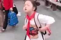 搞笑GIF段子：小姑娘，看这气质，未来的街舞王者图片