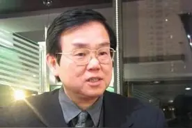 74岁黄百鸣嗨玩夜总会，美女贴耳热聊老当益壮，一双儿女不简单图片