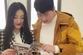 大衣哥儿媳被宠上天！穿皮靴大钻戒吸睛，铁憨憨儿子乐得合不拢嘴图片