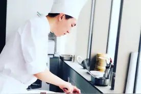 无助时班主任的一句话“点醒”他，短短4年他从“小学徒”晋升为“大厨师”图片