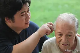 中国小伙赡养瑞士房东，外国老人：想要长眠于中国图片