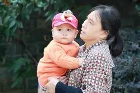 看孙子和不看孙子的老人，晚年有什么区别？听听两位老人的心里话图片
