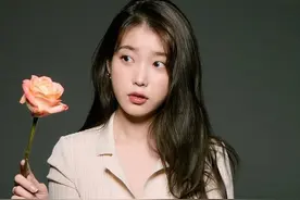 IU 甜甜的女孩与花图片