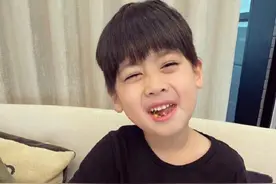 林志颖晒儿子做披萨照，异卵双胞胎长相差异大，一个像爸一个像妈图片