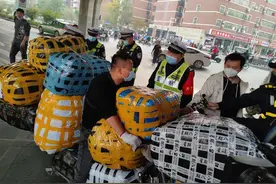 注意！“小电电”驮10大包货物，被交警批评、罚款！郑州交警正在整治银基周边交通乱象图片