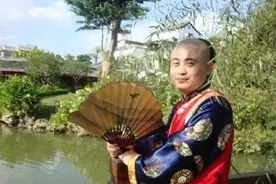 男子自称慈禧后人，去相亲节目“选妃”，放言：现场观众都应跪安图片