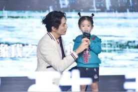 李承铉与女儿同框，大手牵小手爱意满满，温馨十足图片