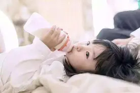 “幼儿奶粉”和“纯牛奶”有何区别？早了解少花钱，孩子更健康图片