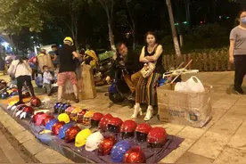 昆明头盔市场有多火爆?来金星立交桥就知道 但下月仅对摩托车严惩图片