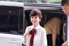 赵雅芝真放得开，衬衫只能盖过大腿，还撩衣摆，"酒杯腿"好抢镜图片