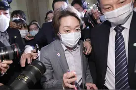 快来吃瓜！新任东京奥组委女主席被爆黑料！酒后强吻男运动员图片