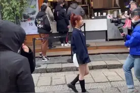 陈妍希光腿现身街头，1度天气穿着清凉，网友：看着好矮像1米5图片