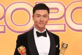 王浩信夺奖罕有感谢妻子，陈自瑶表情漠然先行离场，夫妻貌合神离图片