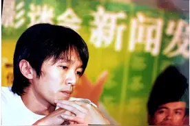 喜剧之王星爷周星驰也有沉默的时候，第四张手势是亮点，神相似啊图片