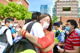 多图直击高考现场丨加油吧，少年！愿你轻松上阵，旗开得胜图片