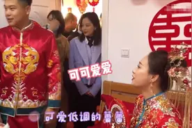 黑龙江一女子结婚，宾客中竟出现了辛芷蕾，和新娘唠嗑的样子爱了图片