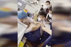 消防员怕打针想躲闪被队友一把按住 网友：一看就是好兄弟图片
