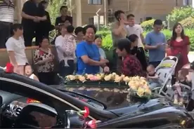 西安一新郎去接亲，门口遇到群“不速之客”要红包，场面让人笑哭图片