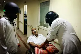 印度扛不住了？印度卫生部称疫情即将爆发，头盔雨衣成医生防护服图片
