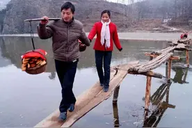 故事：结婚八年没洞房，一直睡在门板上图片