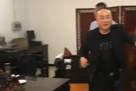 西游记剧组重聚！唐僧携富豪老婆参加，连六小龄童都不敢先坐图片