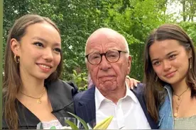 邓文迪首晒前夫，90岁默多克参加幼女毕业典礼，搂俩女儿一脸严肃图片