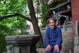 湖北老道独守山洞27年，不吃肉、不谈恋爱，自称还是小孩图片