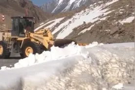从“冬眠”中苏醒！新疆独库公路开始清雪图片