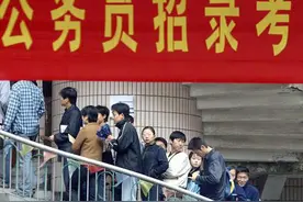 毕业后想考公务员，应先备齐“三大证书”，成功上岸几率会更高图片