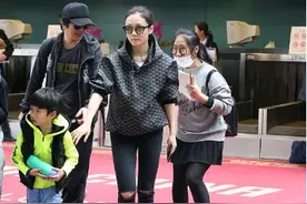 郑钧、刘芸携爱子现身机场，遇“虹桥一姐”猛追，直接无视图片