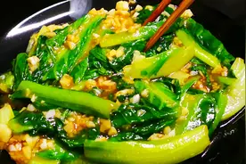 炒绿叶菜时，最忌直接下锅炒，教你正确做法，出锅翠绿入味不变色图片
