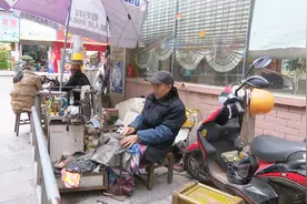 40年如1日，平均年龄68岁的老鞋匠，岁月变迁却仍在坚守老技艺！视频封面