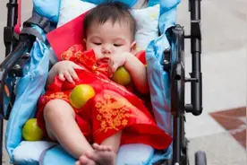 孩子这个月龄最好不要坐婴儿车，脊椎可能易受损伤，家长们别大意图片