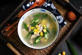 秋葵玉米瘦肉汤，汤水甘香可口，营养丰富均衡图片